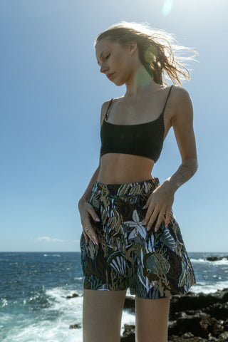Besondere 90s Shorts made in Italy von der Premium-Marke Pennyblack (Tochterfirma von Max Mara) – aus reiner und leichter Baumwolle mit tollem Crazy Pattern/Fische-Print in Dunkelblau, Dunkelbraun, Hellbraun, Weiß, Grün, Blaugrau und Schwarz; süßer Schnitt mit hoher Taille, Bundfalten, seitlichen Knöpfen und Eingrifftaschen – ideal für die Zwischengröße XS/S (bitte Maße beachten) – ein seltenes Fundstück und absolutes Highlight