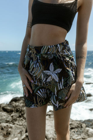 Besondere 90s Shorts made in Italy von der Premium-Marke Pennyblack (Tochterfirma von Max Mara) – aus reiner und leichter Baumwolle mit tollem Crazy Pattern/Fische-Print in Dunkelblau, Dunkelbraun, Hellbraun, Weiß, Grün, Blaugrau und Schwarz; süßer Schnitt mit hoher Taille, Bundfalten, seitlichen Knöpfen und Eingrifftaschen – ideal für die Zwischengröße XS/S (bitte Maße beachten) – ein seltenes Fundstück und absolutes Highlight