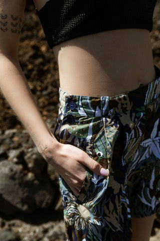 Besondere 90s Shorts made in Italy von der Premium-Marke Pennyblack (Tochterfirma von Max Mara) – aus reiner und leichter Baumwolle mit tollem Crazy Pattern/Fische-Print in Dunkelblau, Dunkelbraun, Hellbraun, Weiß, Grün, Blaugrau und Schwarz; süßer Schnitt mit hoher Taille, Bundfalten, seitlichen Knöpfen und Eingrifftaschen – ideal für die Zwischengröße XS/S (bitte Maße beachten) – ein seltenes Fundstück und absolutes Highlight
