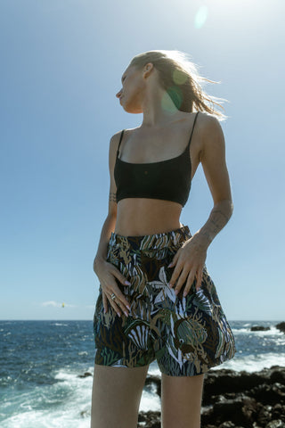 Besondere 90s Shorts made in Italy von der Premium-Marke Pennyblack (Tochterfirma von Max Mara) – aus reiner und leichter Baumwolle mit tollem Crazy Pattern/Fische-Print in Dunkelblau, Dunkelbraun, Hellbraun, Weiß, Grün, Blaugrau und Schwarz; süßer Schnitt mit hoher Taille, Bundfalten, seitlichen Knöpfen und Eingrifftaschen – ideal für die Zwischengröße XS/S (bitte Maße beachten) – ein seltenes Fundstück und absolutes Highlight