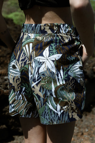 Besondere 90s Shorts made in Italy von der Premium-Marke Pennyblack (Tochterfirma von Max Mara) – aus reiner und leichter Baumwolle mit tollem Crazy Pattern/Fische-Print in Dunkelblau, Dunkelbraun, Hellbraun, Weiß, Grün, Blaugrau und Schwarz; süßer Schnitt mit hoher Taille, Bundfalten, seitlichen Knöpfen und Eingrifftaschen – ideal für die Zwischengröße XS/S (bitte Maße beachten) – ein seltenes Fundstück und absolutes Highlight