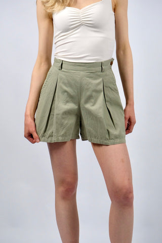 Hochwertige 90s High Waist Designer Shorts von Valentino made in Italy aus 100% Baumwolle in grünlichem Beige/Khaki – klassischer High Waist Schnitt mit tollem Faltendesign und seitlichen Eingrifftaschen – ideal für eine heutige XS, ein seltenes Fundstück und absolutes Highlight