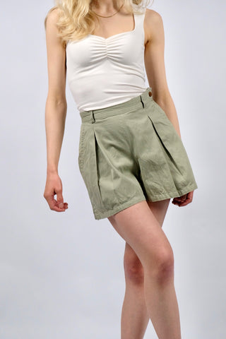 Hochwertige 90s High Waist Designer Shorts von Valentino made in Italy aus 100% Baumwolle in grünlichem Beige/Khaki – klassischer High Waist Schnitt mit tollem Faltendesign und seitlichen Eingrifftaschen – ideal für eine heutige XS, ein seltenes Fundstück und absolutes Highlight
