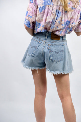 Tolle 90s Levi's Fransen Jeansshorts in hellblauer Waschung – ein absolutes Einzelstück, denn sie wurde kunstvoll upgecycled: Durch seitliche Denim-Einsätze hat sie einen wunderschönen A-Linien-Schnitt erhalten, der perfekt fällt und total schmeichelhaft sitzt – zu empfehlen für eine XS oder die Zwischengröße XS/S (bitte Maße beachten) – ein absolutes Highlight