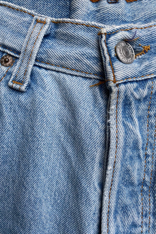 Tolle 90s Levi's Fransen Jeansshorts in hellblauer Waschung – ein absolutes Einzelstück, denn sie wurde kunstvoll upgecycled: Durch seitliche Denim-Einsätze hat sie einen wunderschönen A-Linien-Schnitt erhalten, der perfekt fällt und total schmeichelhaft sitzt – zu empfehlen für eine XS oder die Zwischengröße XS/S (bitte Maße beachten) – ein absolutes Highlight