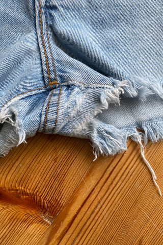 Tolle 90s Levi's Fransen Jeansshorts in hellblauer Waschung – ein absolutes Einzelstück, denn sie wurde kunstvoll upgecycled: Durch seitliche Denim-Einsätze hat sie einen wunderschönen A-Linien-Schnitt erhalten, der perfekt fällt und total schmeichelhaft sitzt – zu empfehlen für eine XS oder die Zwischengröße XS/S (bitte Maße beachten) – ein absolutes Highlight