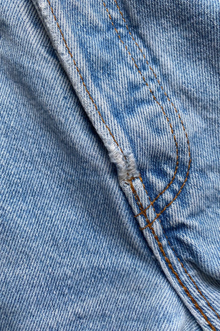 Tolle 90s Levi's Fransen Jeansshorts in hellblauer Waschung – ein absolutes Einzelstück, denn sie wurde kunstvoll upgecycled: Durch seitliche Denim-Einsätze hat sie einen wunderschönen A-Linien-Schnitt erhalten, der perfekt fällt und total schmeichelhaft sitzt – zu empfehlen für eine XS oder die Zwischengröße XS/S (bitte Maße beachten) – ein absolutes Highlight