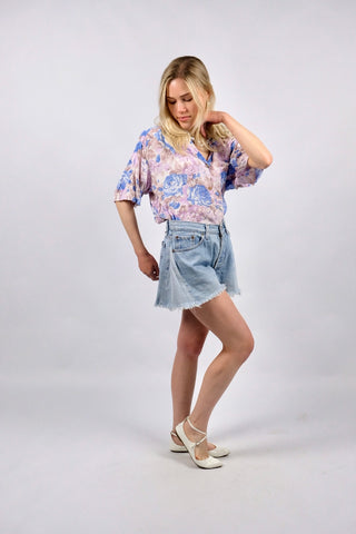 Tolle 90s Levi's Fransen Jeansshorts in hellblauer Waschung – ein absolutes Einzelstück, denn sie wurde kunstvoll upgecycled: Durch seitliche Denim-Einsätze hat sie einen wunderschönen A-Linien-Schnitt erhalten, der perfekt fällt und total schmeichelhaft sitzt – zu empfehlen für eine XS oder die Zwischengröße XS/S (bitte Maße beachten) – ein absolutes Highlight