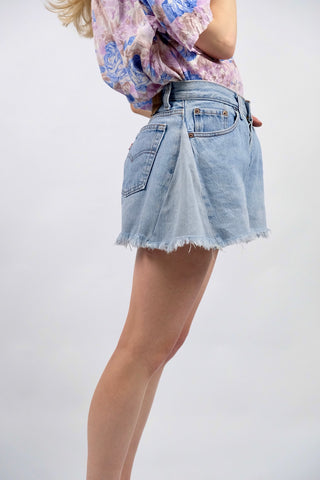 Tolle 90s Levi's Fransen Jeansshorts in hellblauer Waschung – ein absolutes Einzelstück, denn sie wurde kunstvoll upgecycled: Durch seitliche Denim-Einsätze hat sie einen wunderschönen A-Linien-Schnitt erhalten, der perfekt fällt und total schmeichelhaft sitzt – zu empfehlen für eine XS oder die Zwischengröße XS/S (bitte Maße beachten) – ein absolutes Highlight
