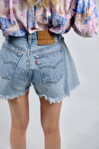 Tolle 90s Levi's Fransen Jeansshorts in hellblauer Waschung – ein absolutes Einzelstück, denn sie wurde kunstvoll upgecycled: Durch seitliche Denim-Einsätze hat sie einen wunderschönen A-Linien-Schnitt erhalten, der perfekt fällt und total schmeichelhaft sitzt – zu empfehlen für eine XS oder die Zwischengröße XS/S (bitte Maße beachten) – ein absolutes Highlight