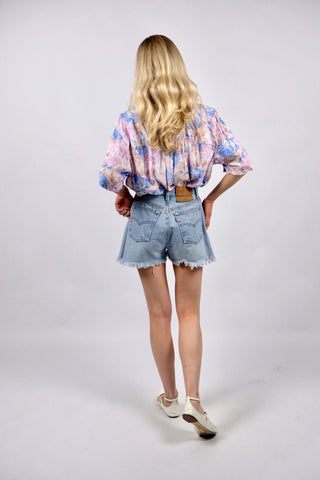 Tolle 90s Levi's Fransen Jeansshorts in hellblauer Waschung – ein absolutes Einzelstück, denn sie wurde kunstvoll upgecycled: Durch seitliche Denim-Einsätze hat sie einen wunderschönen A-Linien-Schnitt erhalten, der perfekt fällt und total schmeichelhaft sitzt – zu empfehlen für eine XS oder die Zwischengröße XS/S (bitte Maße beachten) – ein absolutes Highlight