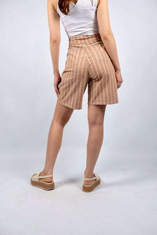 90s Bermuda Shorts aus Denim/Baumwolle mit etwas Stretch-Anteil, toller Schnitt mit hoher Taille, seitlichen Eingrifftaschen und Streifenmuster in Orange, Rot, Grün und Weiß – Größe angegeben als M und unserer Einschätzung nach ideal für eine kleine M, bitte Maße, insbesondere die Hüftbreite beachten