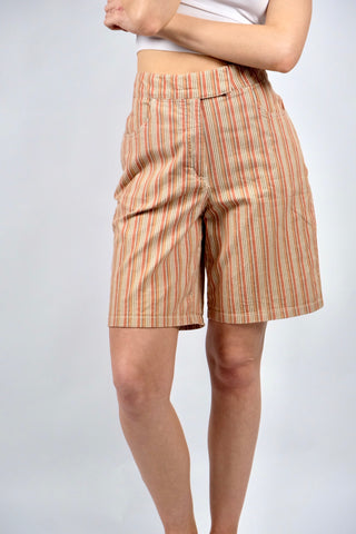 90s Bermuda Shorts aus Denim/Baumwolle mit etwas Stretch-Anteil, toller Schnitt mit hoher Taille, seitlichen Eingrifftaschen und Streifenmuster in Orange, Rot, Grün und Weiß – Größe angegeben als M und unserer Einschätzung nach ideal für eine kleine M, bitte Maße, insbesondere die Hüftbreite beachten