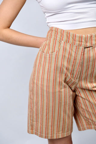 90s Bermuda Shorts aus Denim/Baumwolle mit etwas Stretch-Anteil, toller Schnitt mit hoher Taille, seitlichen Eingrifftaschen und Streifenmuster in Orange, Rot, Grün und Weiß – Größe angegeben als M und unserer Einschätzung nach ideal für eine kleine M, bitte Maße, insbesondere die Hüftbreite beachten