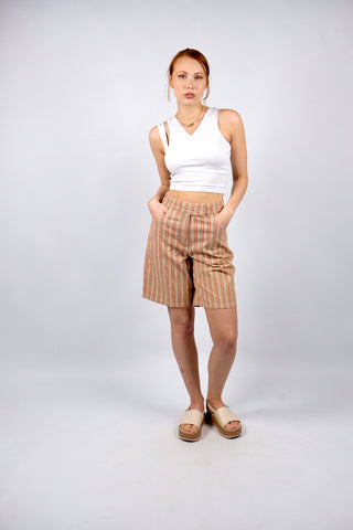 90s Bermuda Shorts aus Denim/Baumwolle mit etwas Stretch-Anteil, toller Schnitt mit hoher Taille, seitlichen Eingrifftaschen und Streifenmuster in Orange, Rot, Grün und Weiß – Größe angegeben als M und unserer Einschätzung nach ideal für eine kleine M, bitte Maße, insbesondere die Hüftbreite beachten