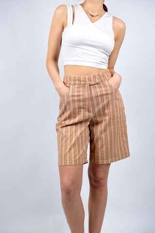 90s Bermuda Shorts aus Denim/Baumwolle mit etwas Stretch-Anteil, toller Schnitt mit hoher Taille, seitlichen Eingrifftaschen und Streifenmuster in Orange, Rot, Grün und Weiß – Größe angegeben als M und unserer Einschätzung nach ideal für eine kleine M, bitte Maße, insbesondere die Hüftbreite beachten