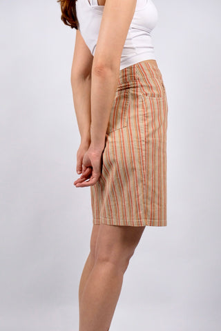 90s Bermuda Shorts aus Denim/Baumwolle mit etwas Stretch-Anteil, toller Schnitt mit hoher Taille, seitlichen Eingrifftaschen und Streifenmuster in Orange, Rot, Grün und Weiß – Größe angegeben als M und unserer Einschätzung nach ideal für eine kleine M, bitte Maße, insbesondere die Hüftbreite beachten