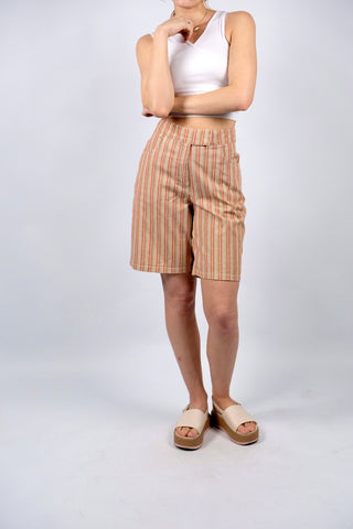 90s Bermuda Shorts aus Denim/Baumwolle mit etwas Stretch-Anteil, toller Schnitt mit hoher Taille, seitlichen Eingrifftaschen und Streifenmuster in Orange, Rot, Grün und Weiß – Größe angegeben als M und unserer Einschätzung nach ideal für eine kleine M, bitte Maße, insbesondere die Hüftbreite beachten
