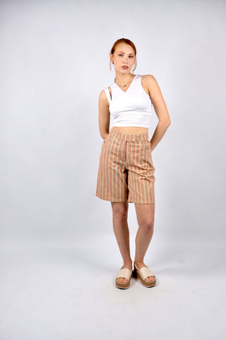 90s Bermuda Shorts aus Denim/Baumwolle mit etwas Stretch-Anteil, toller Schnitt mit hoher Taille, seitlichen Eingrifftaschen und Streifenmuster in Orange, Rot, Grün und Weiß – Größe angegeben als M und unserer Einschätzung nach ideal für eine kleine M, bitte Maße, insbesondere die Hüftbreite beachten