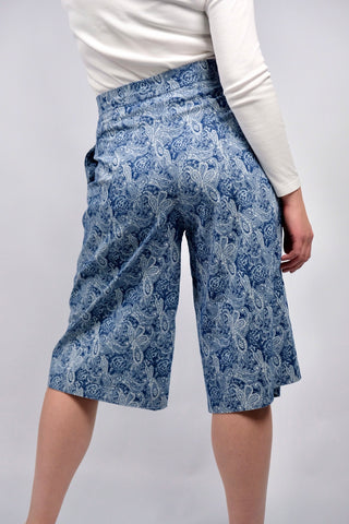 80s/90s Handmade Hose im Bermuda/Culotte-Stil mit hoher Taille, leicht dehnbarem Bund, seitlichen Eingrifftaschen und tollem Boho-/Paisley-Print in Blau und Weiß – ideal für eine L und ein absolutes Highlight