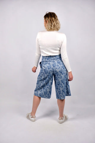 80s/90s Handmade Hose im Bermuda/Culotte-Stil mit hoher Taille, leicht dehnbarem Bund, seitlichen Eingrifftaschen und tollem Boho-/Paisley-Print in Blau und Weiß – ideal für eine L und ein absolutes Highlight