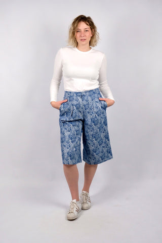 80s/90s Handmade Hose im Bermuda/Culotte-Stil mit hoher Taille, leicht dehnbarem Bund, seitlichen Eingrifftaschen und tollem Boho-/Paisley-Print in Blau und Weiß – ideal für eine L und ein absolutes Highlight