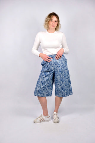 80s/90s Handmade Hose im Bermuda/Culotte-Stil mit hoher Taille, leicht dehnbarem Bund, seitlichen Eingrifftaschen und tollem Boho-/Paisley-Print in Blau und Weiß – ideal für eine L und ein absolutes Highlight