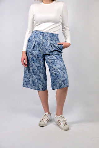 80s/90s Handmade Hose im Bermuda/Culotte-Stil mit hoher Taille, leicht dehnbarem Bund, seitlichen Eingrifftaschen und tollem Boho-/Paisley-Print in Blau und Weiß – ideal für eine L und ein absolutes Highlight