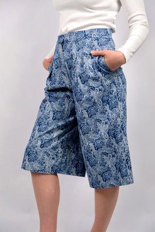 80s/90s Handmade Hose im Bermuda/Culotte-Stil mit hoher Taille, leicht dehnbarem Bund, seitlichen Eingrifftaschen und tollem Boho-/Paisley-Print in Blau und Weiß – ideal für eine L und ein absolutes Highlight