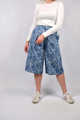 80s/90s Handmade Hose im Bermuda/Culotte-Stil mit hoher Taille, leicht dehnbarem Bund, seitlichen Eingrifftaschen und tollem Boho-/Paisley-Print in Blau und Weiß – ideal für eine L und ein absolutes Highlight