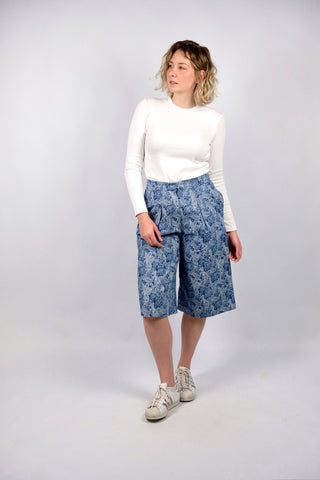 80s/90s Handmade Hose im Bermuda/Culotte-Stil mit hoher Taille, leicht dehnbarem Bund, seitlichen Eingrifftaschen und tollem Boho-/Paisley-Print in Blau und Weiß – ideal für eine L und ein absolutes Highlight