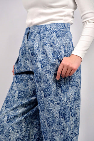 80s/90s Handmade Hose im Bermuda/Culotte-Stil mit hoher Taille, leicht dehnbarem Bund, seitlichen Eingrifftaschen und tollem Boho-/Paisley-Print in Blau und Weiß – ideal für eine L und ein absolutes Highlight