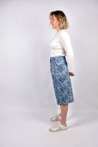 80s/90s Handmade Hose im Bermuda/Culotte-Stil mit hoher Taille, leicht dehnbarem Bund, seitlichen Eingrifftaschen und tollem Boho-/Paisley-Print in Blau und Weiß – ideal für eine L und ein absolutes Highlight