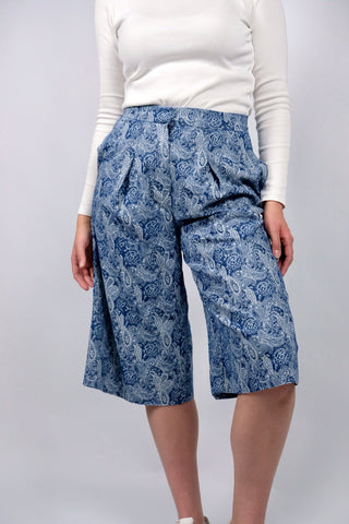 80s/90s Handmade Hose im Bermuda/Culotte-Stil mit hoher Taille, leicht dehnbarem Bund, seitlichen Eingrifftaschen und tollem Boho-/Paisley-Print in Blau und Weiß – ideal für eine L und ein absolutes Highlight