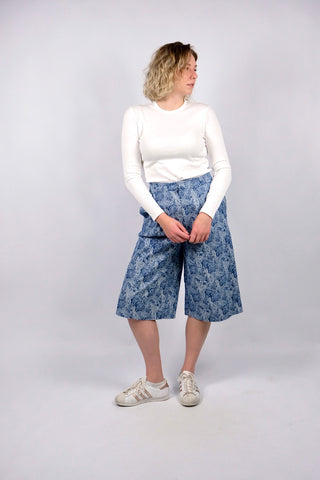 80s/90s Handmade Hose im Bermuda/Culotte-Stil mit hoher Taille, leicht dehnbarem Bund, seitlichen Eingrifftaschen und tollem Boho-/Paisley-Print in Blau und Weiß – ideal für eine L und ein absolutes Highlight