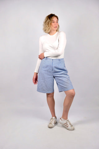Blau und Weiß gestreifte 80s/90s Bermuda Shorts mit hoher Taille, leicht elastischem Bund und seitlichen Eingrifftaschen – wir empfehlen die Shorts einer XL