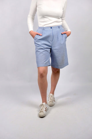 Blau und Weiß gestreifte 80s/90s Bermuda Shorts mit hoher Taille, leicht elastischem Bund und seitlichen Eingrifftaschen – wir empfehlen die Shorts einer XL