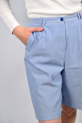Blau und Weiß gestreifte 80s/90s Bermuda Shorts mit hoher Taille, leicht elastischem Bund und seitlichen Eingrifftaschen – wir empfehlen die Shorts einer XL