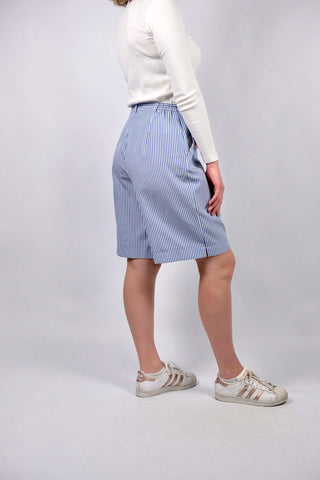 Blau und Weiß gestreifte 80s/90s Bermuda Shorts mit hoher Taille, leicht elastischem Bund und seitlichen Eingrifftaschen – wir empfehlen die Shorts einer XL