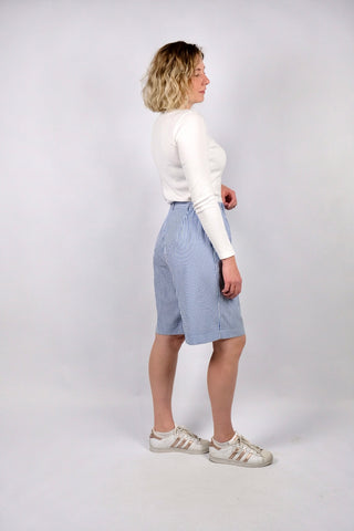 Blau und Weiß gestreifte 80s/90s Bermuda Shorts mit hoher Taille, leicht elastischem Bund und seitlichen Eingrifftaschen – wir empfehlen die Shorts einer XL