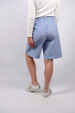 Blau und Weiß gestreifte 80s/90s Bermuda Shorts mit hoher Taille, leicht elastischem Bund und seitlichen Eingrifftaschen – wir empfehlen die Shorts einer XL
