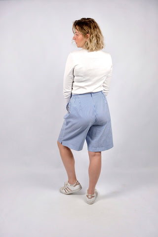 Blau und Weiß gestreifte 80s/90s Bermuda Shorts mit hoher Taille, leicht elastischem Bund und seitlichen Eingrifftaschen – wir empfehlen die Shorts einer XL