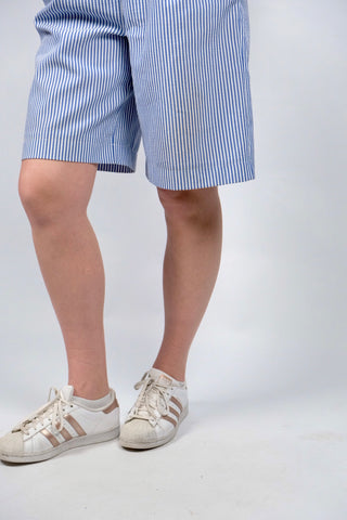 Blau und Weiß gestreifte 80s/90s Bermuda Shorts mit hoher Taille, leicht elastischem Bund und seitlichen Eingrifftaschen – wir empfehlen die Shorts einer XL