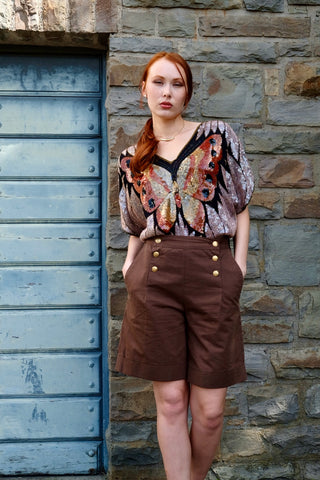 Schokobraune 90s Bermuda Shorts aus reiner Baumwolle mit hoher Taille und tollen doppelreihigen Knöpfen in Gold sowie seitlichen Eingrifftaschen – ideal für eine heutige S und ein absolutes Highlight
