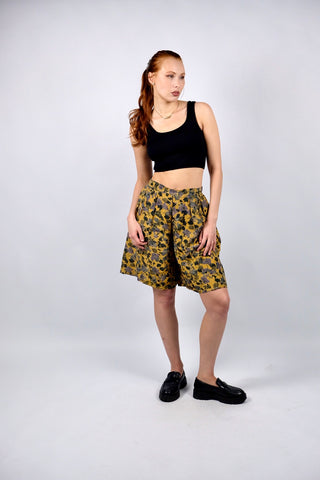 tolle 80s/90s Bermuda-Shorts im Hosenrock-Stil in schönem Senf mit hoher Taille und abstrakt-floralem Muster in gedecktem Grau, Braun, Grün und Lila – luftig leicht und fließender Fall, vermutlich aus reiner Seide gefertigt – ideal für eine heutige S und ein absolutes Highlight