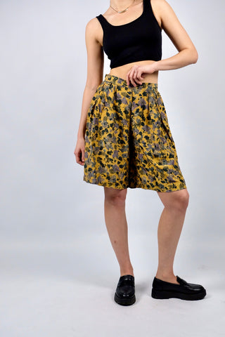 tolle 80s/90s Bermuda-Shorts im Hosenrock-Stil in schönem Senf mit hoher Taille und abstrakt-floralem Muster in gedecktem Grau, Braun, Grün und Lila – luftig leicht und fließender Fall, vermutlich aus reiner Seide gefertigt – ideal für eine heutige S und ein absolutes Highlight