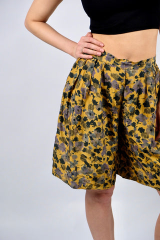 tolle 80s/90s Bermuda-Shorts im Hosenrock-Stil in schönem Senf mit hoher Taille und abstrakt-floralem Muster in gedecktem Grau, Braun, Grün und Lila – luftig leicht und fließender Fall, vermutlich aus reiner Seide gefertigt – ideal für eine heutige S und ein absolutes Highlight