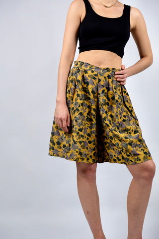 tolle 80s/90s Bermuda-Shorts im Hosenrock-Stil in schönem Senf mit hoher Taille und abstrakt-floralem Muster in gedecktem Grau, Braun, Grün und Lila – luftig leicht und fließender Fall, vermutlich aus reiner Seide gefertigt – ideal für eine heutige S und ein absolutes Highlight