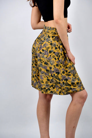 tolle 80s/90s Bermuda-Shorts im Hosenrock-Stil in schönem Senf mit hoher Taille und abstrakt-floralem Muster in gedecktem Grau, Braun, Grün und Lila – luftig leicht und fließender Fall, vermutlich aus reiner Seide gefertigt – ideal für eine heutige S und ein absolutes Highlight