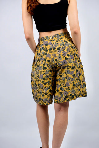 tolle 80s/90s Bermuda-Shorts im Hosenrock-Stil in schönem Senf mit hoher Taille und abstrakt-floralem Muster in gedecktem Grau, Braun, Grün und Lila – luftig leicht und fließender Fall, vermutlich aus reiner Seide gefertigt – ideal für eine heutige S und ein absolutes Highlight